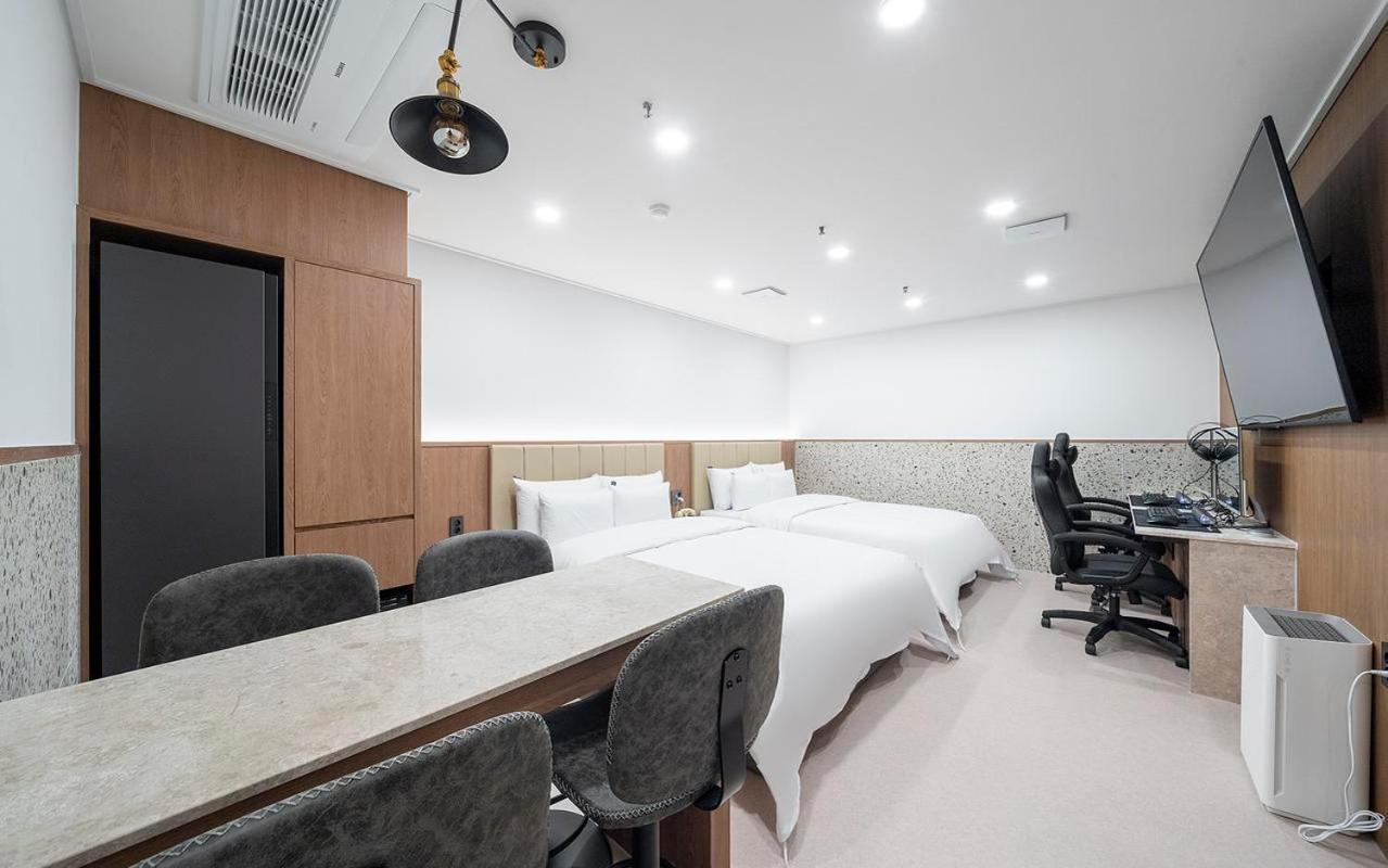 Rosy Hotel Cheongju Bagian luar foto