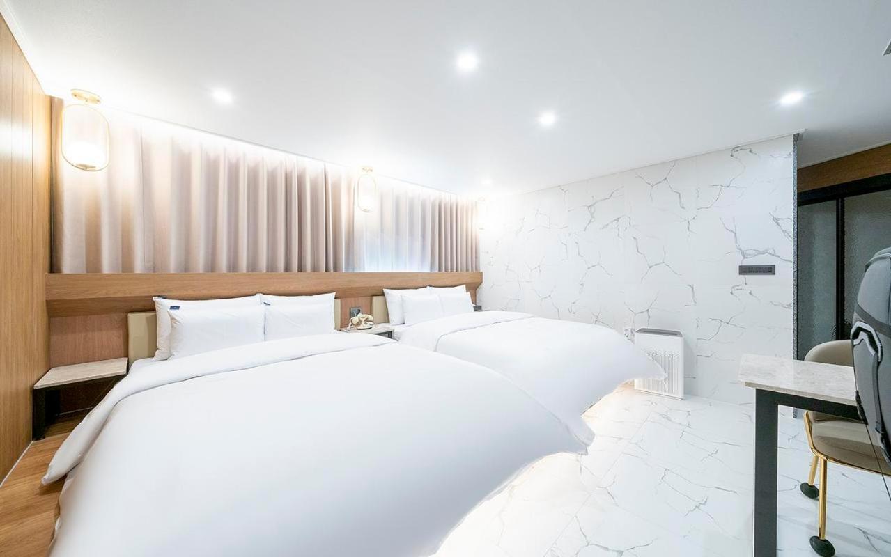 Rosy Hotel Cheongju Bagian luar foto