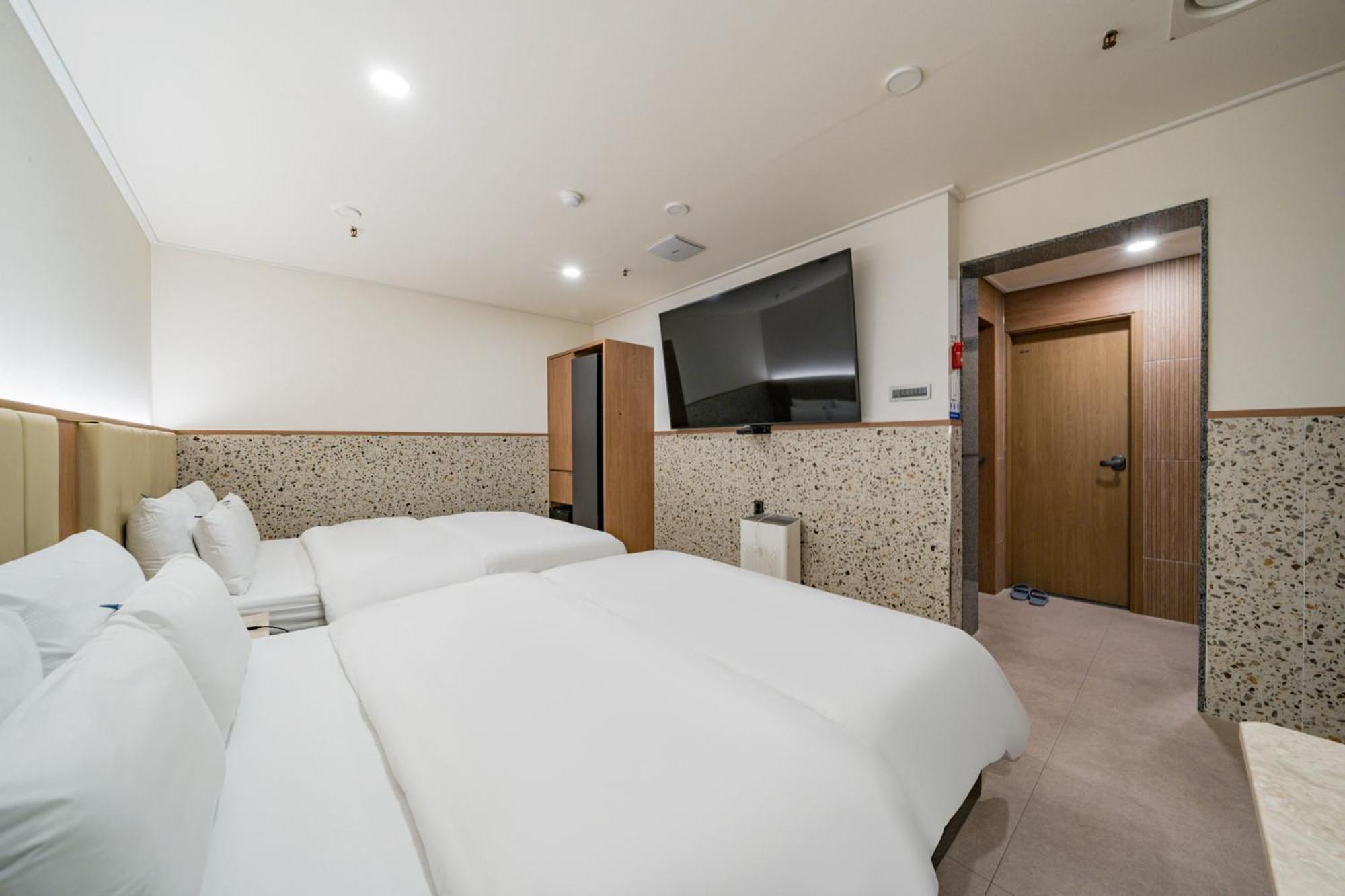 Rosy Hotel Cheongju Bagian luar foto