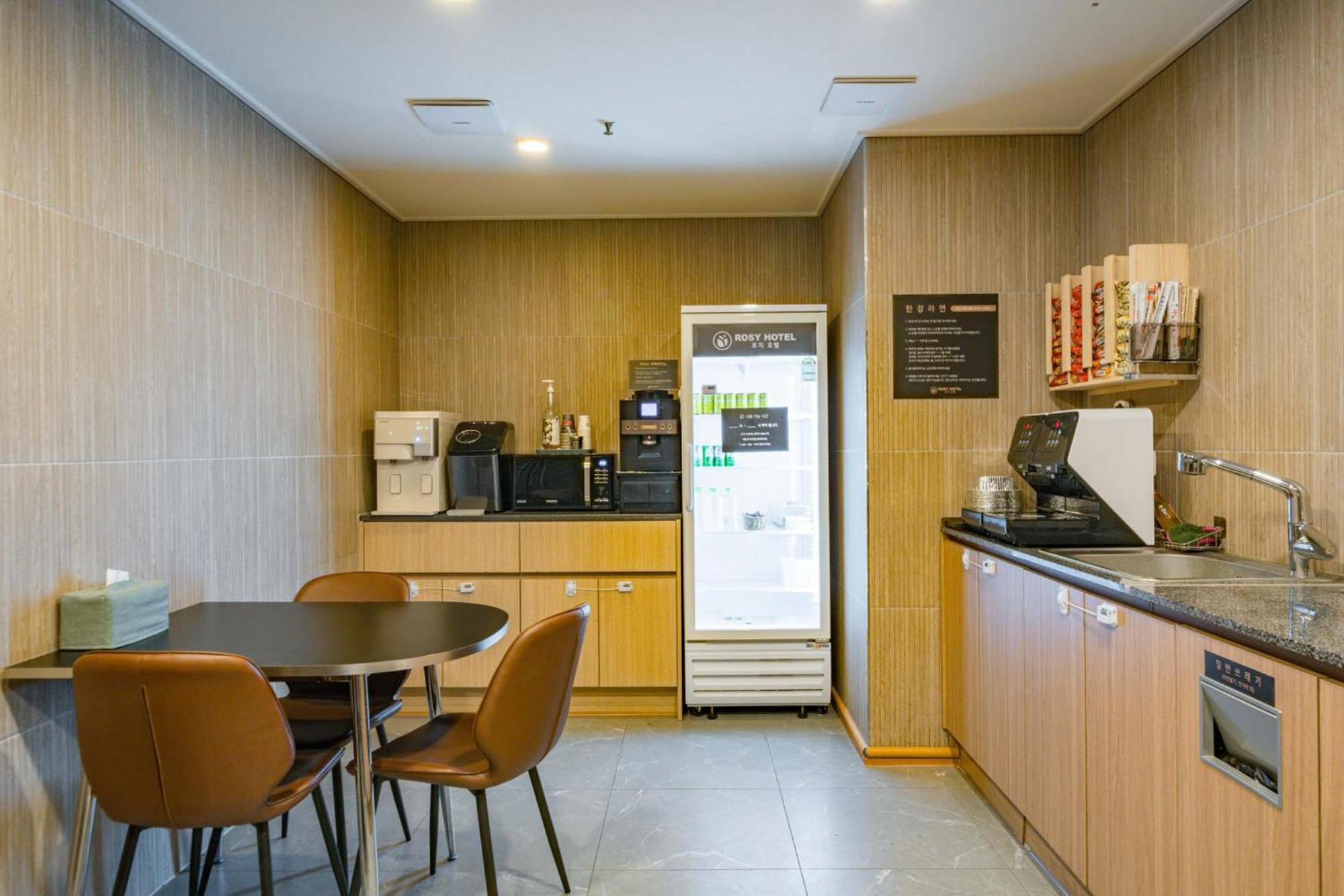 Rosy Hotel Cheongju Bagian luar foto